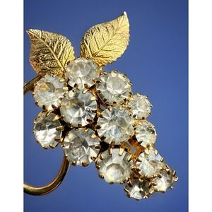 Vintage Grape Cluster Rhinestone Brooch Gold Tone Leaves EUC